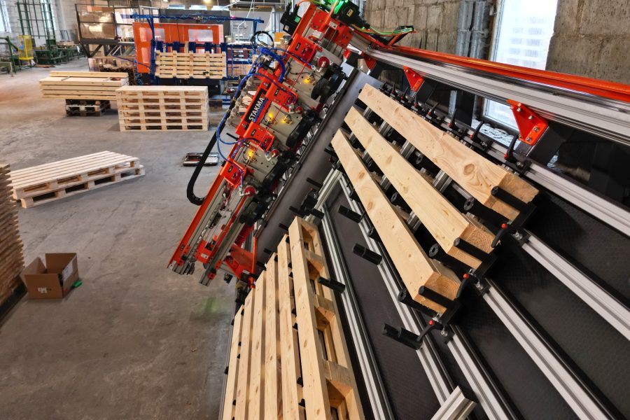 Pochyły stół i portal zbijarki do palet Stakma Palletmax na hali produkcyjnej