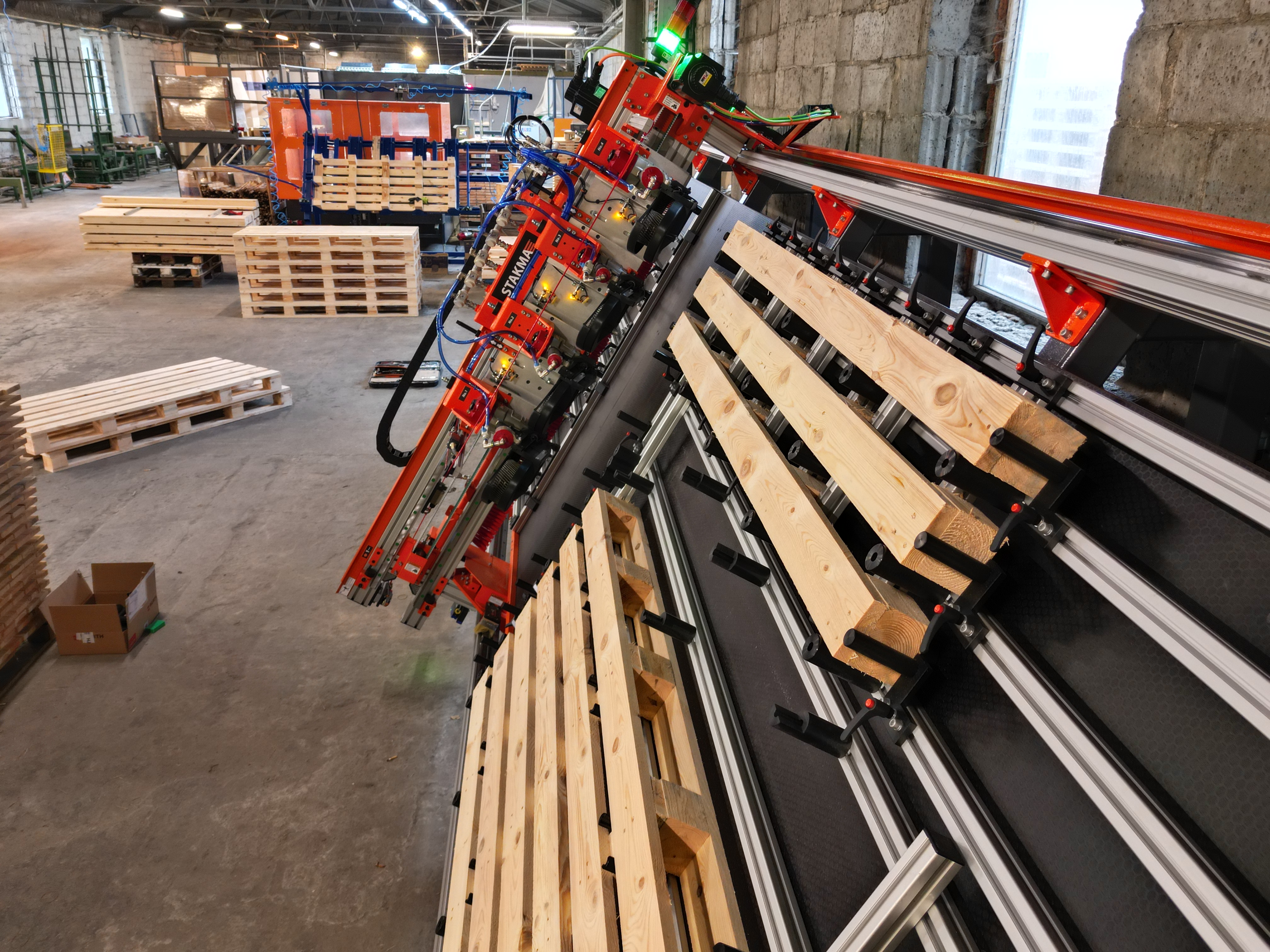 Portal maszyny zbijającej serii Palletmax (Stakma) w hali klienta w województwie śląskim.
