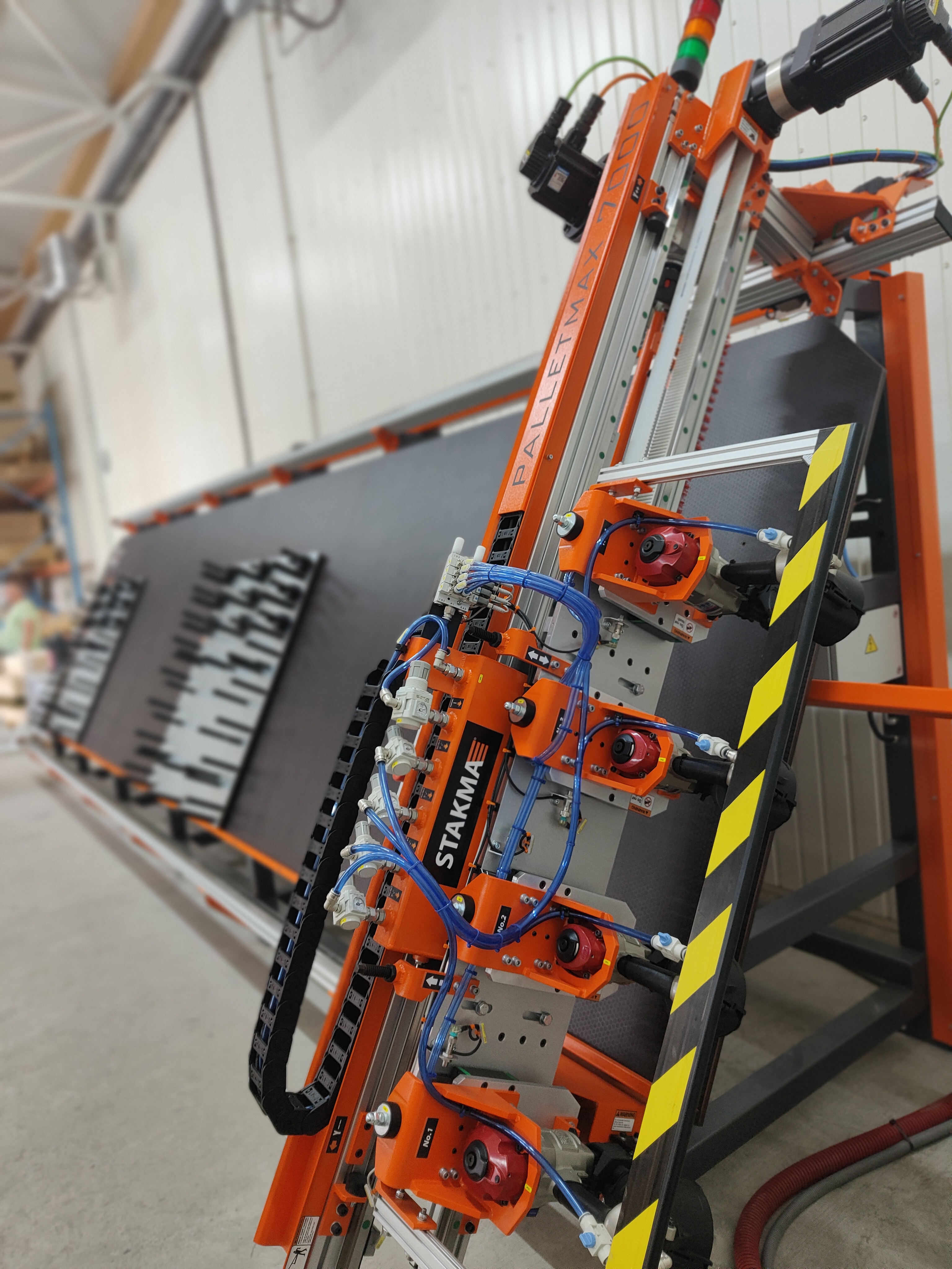 Widok boczny maszyny z modułami gwoździującymi serii Palletmax 10000.