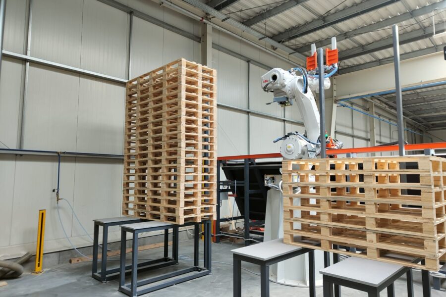 Robot ABB na stanowisku sztaplowania gotowych palet w hali produkcyjnej