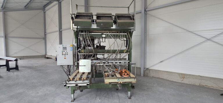 Automatische Palettennagelmaschine IM Hart R1000 mit Nagelzuführungen in einer Industriehalle