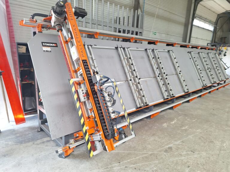 Automatische Palettennagelmaschine Stakma Palletmax 10000 in einer Industriehalle