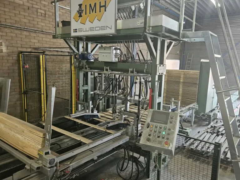Automatische Palettendeck-Nagelmaschine von IMH mit Bedienpult in der Produktionshalle