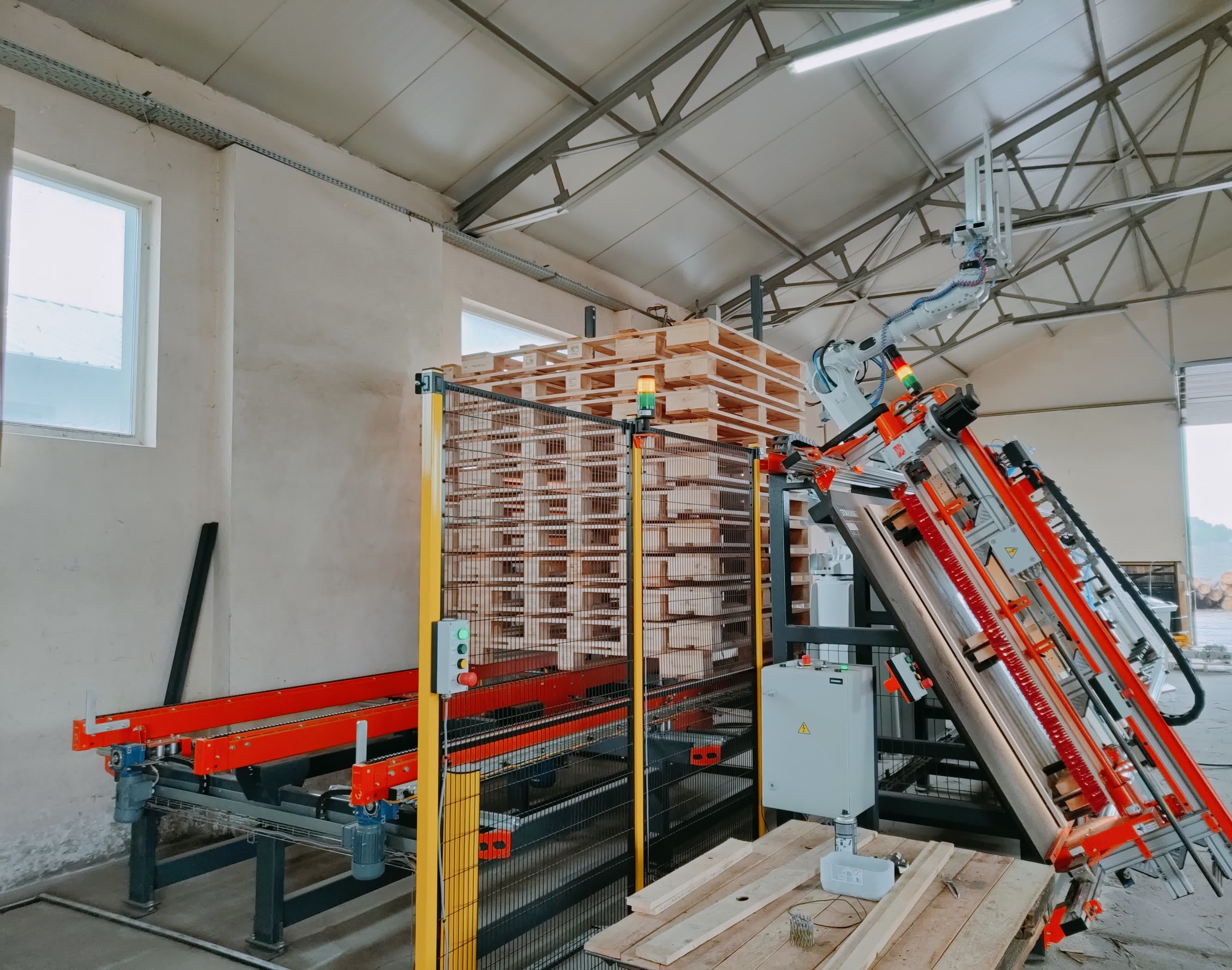 Zainstalowany automat Palletmax 7500 z robotem do układania gotowych palet.