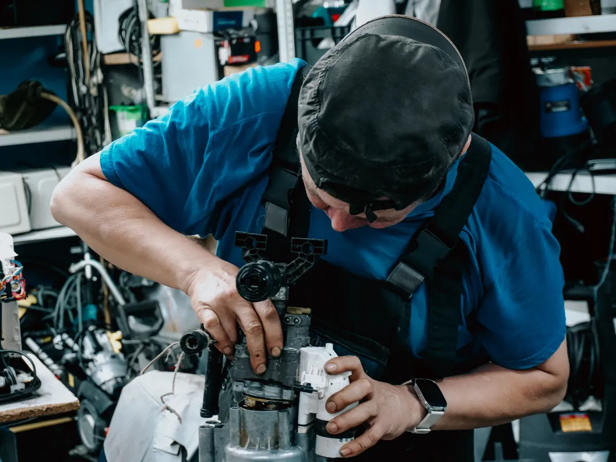 Servicetechniker bei der Reparatur einer Maschine