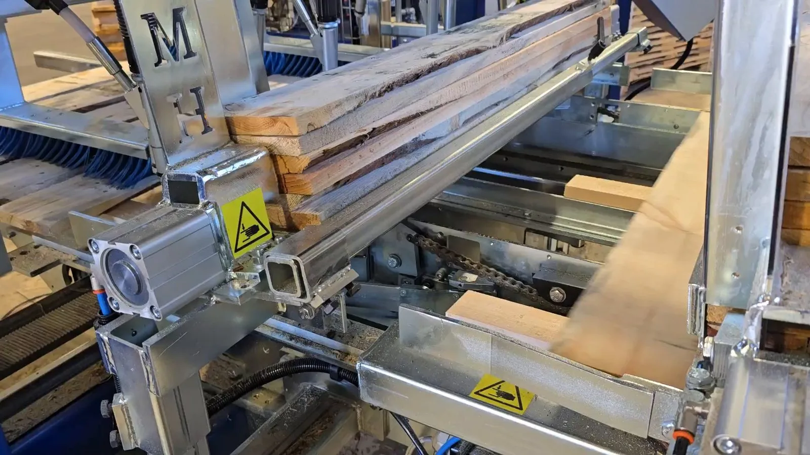Brettmagazin der IMH Machinery Deckmaschine, das Brett fällt auf die Zuführung